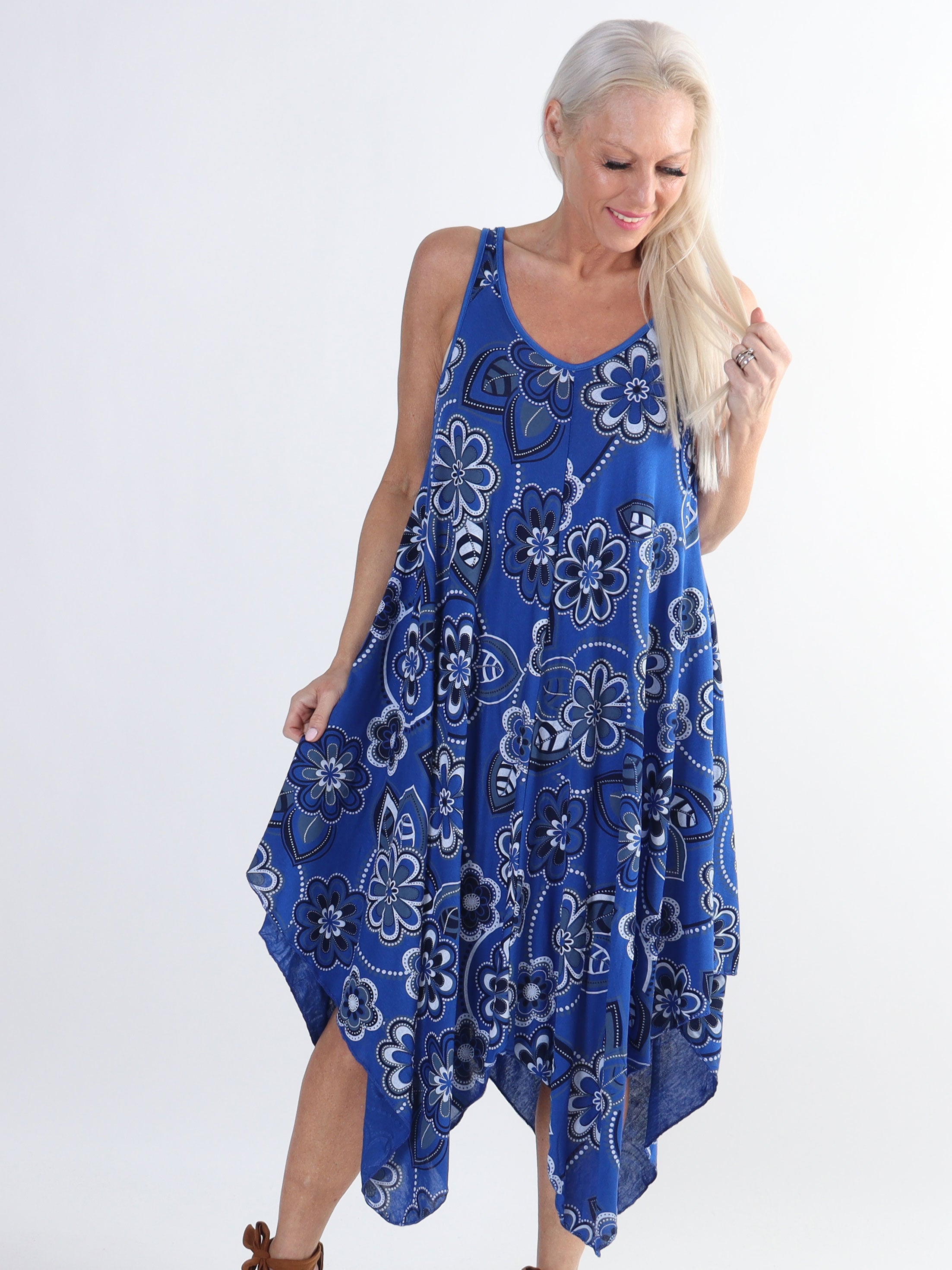 Veronica Flower - Plus size kjole med blomsterprint og brede stropper